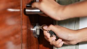 Zostawiasz klucz w zamku na noc? To błąd, pomagasz złodziejom
