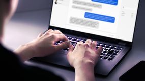 Nowe metody oszustów. Ofiarami są osoby młode i w średnim wieku