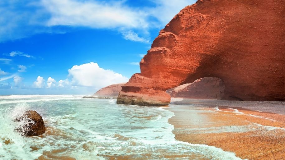 Łuk skalny na plaży Legzira w Maroku