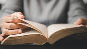 Biblia. 10 mądrych cytatów, które każdy powinien znać