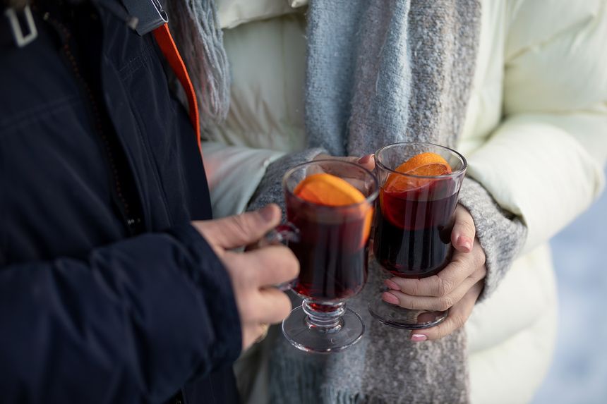 Ból głowy po czerwonym winie: skąd się bierze?