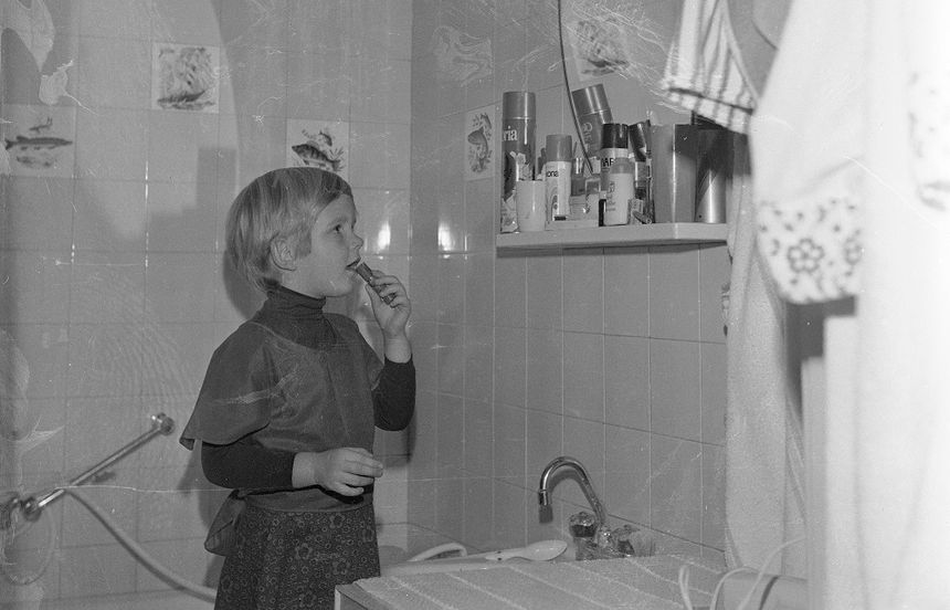 Dziecko w łazience z czasów PRL-u