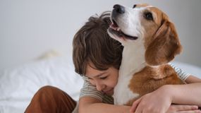 Chłopiec przytulający psa