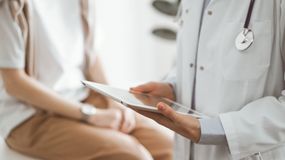 Rak jądra – jakie są objawy nowotworu i jak wykonać samobadanie jąder?