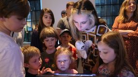 Dzieci i dorośli podczas Nocy Muzeów w MuFo