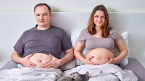 Kobieta w ciąży i mężczyzna z sundromem kuwady