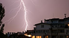 Jak zachować się podczas burzy? O tym musisz pamiętać w domu