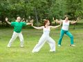 Ludzie ćwiczą tai chi w parku