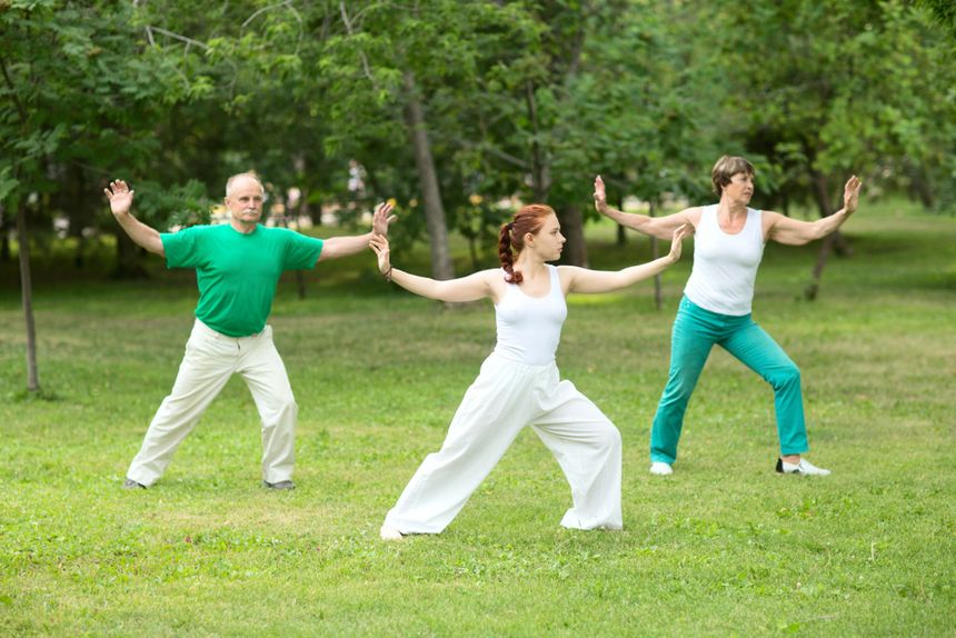 Ludzie ćwiczą tai chi w parku
