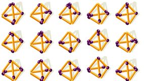 Które piramidki są identyczne? Zadanie IQ