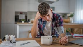 Młody mężczyzna mierzy sobie ciśnienie