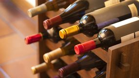 Wino zakręcane czy korkowane? Robert Makłowicz tłumaczy różnicę