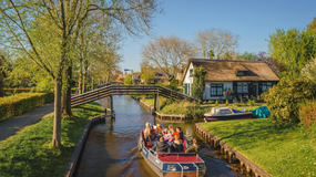 Giethoorn to bajkowa wioska w Europie. Nie ma tam dróg ani samochodów