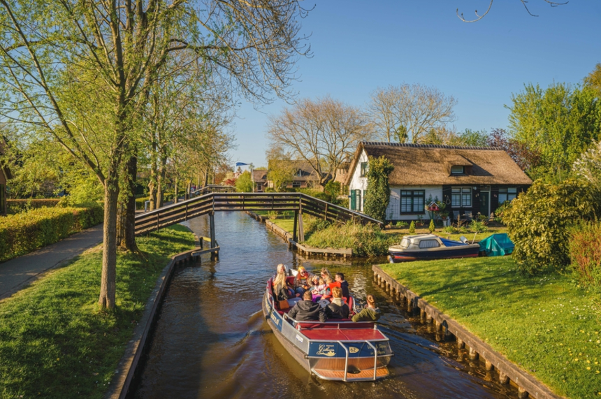 Giethoorn to bajkowa wioska w Europie. Nie ma tam dróg ani samochodów