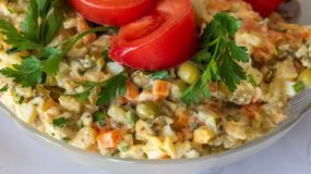 Jak długo można przechowywać sałatkę jarzynową? To ważne