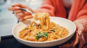 Po makaronie chce ci się spać? Dietetyczka mówi, jak temu zapobiec