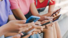 Quiz. Czy jesteś uzależniony od telefonu? Odpowiadaj szczerze