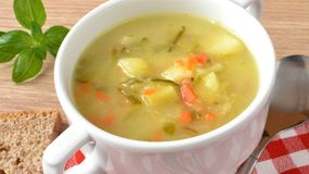 Zupa ogórkowa. Prosty przepis na zdrowy obiad dla każdego