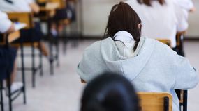 Quiz. Jak zapiszesz te skróty: z kropką czy bez? Test z ortografii