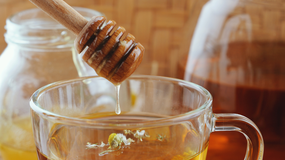 Miód dodawany do herbaty. Robisz to źle