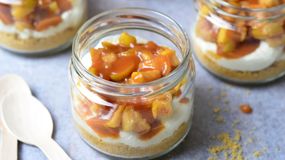 Szarlotka w słoiku bez pieczenia – przepis Ewy Wachowicz na deser