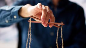 14 oznak, że ktoś może tobą manipulować. Nie daj się złapać