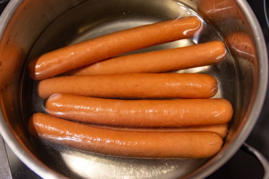 Robert Makłowicz uczy, jak gotować parówki. Polacy robią to źle