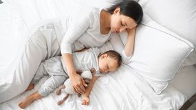 Dziecko w łóżku rodziców