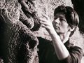 Magdalena Abakanowicz przy pracy, zdjecie z wystawy