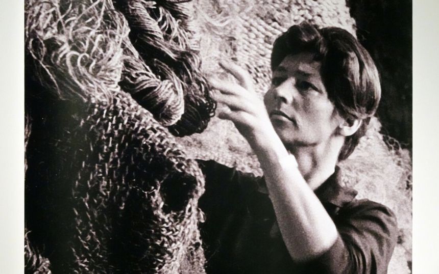 Magdalena Abakanowicz przy pracy, zdjecie z wystawy