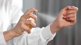 Jak przedłużyć trwałość perfum na skórze? Poznaj niezawodny trik