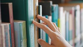 „Bramy raju” – książka złożona wyłącznie z dwóch zdań