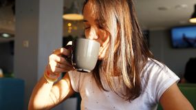 Kiedy pić zieloną herbatę? Dietetycy: "Tej pory dnia unikaj"