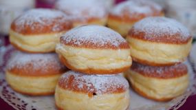 Jak zrobić idealne pączki? Prosty przepis na pączki na tłusty czwartek
