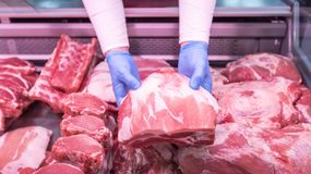 To najgorszy rodzaj mięsa. Polacy wciąż go kupują