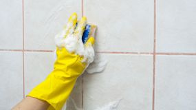 Domowy preparat na brudne fugi z 2 składników