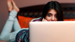 Dziewczyna przed komputerem