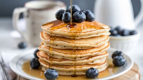 Jak zrobić idealne pancakes? Przepis na naleśniki amerykańskie