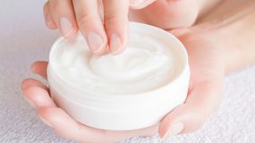 Kobieta używa kremu do pielęgnacji