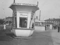 Kiosk uliczny z wodami leczniczymi firmy "Polskie Uzdrowiska"