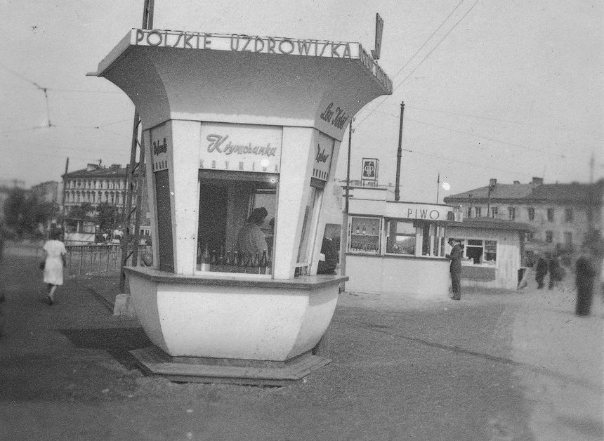 Kiosk uliczny z wodami leczniczymi firmy "Polskie Uzdrowiska"