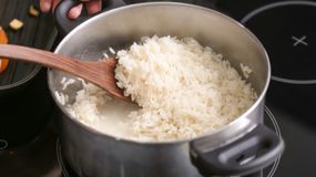 Ryż w torebce czy na sypko? Katarzyna Bosacka mówi, który wybrać