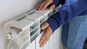 Jak wyczyścić grzejnik z kurzu w środku? Urszula Hryniewicka pokazuje