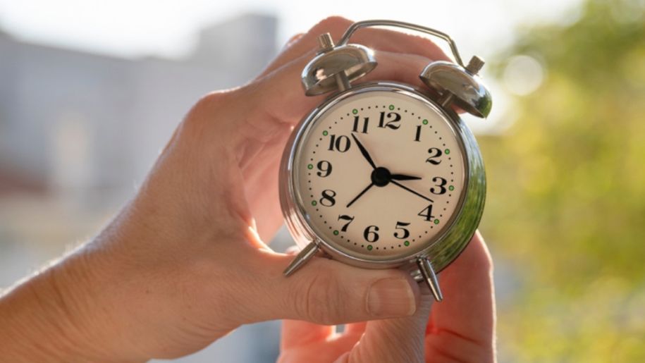 Kiedy zmiana czasu z letniego na zimowy 2025? Zapamiętaj tę datę