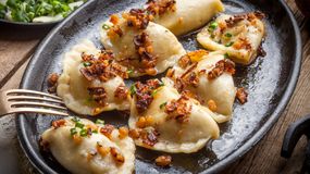 Pierogi z mięsem jak u babci. Przepis na "idealny farsz" i ciasto