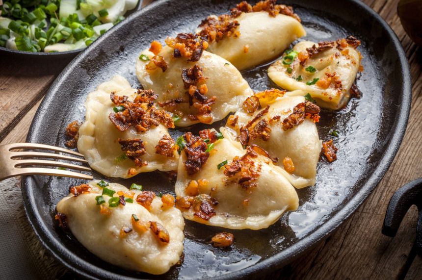 Pierogi z mięsem jak u babci. Przepis na "idealny farsz" i ciasto
