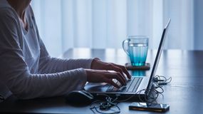 Uzależnienie od internetu a podatność na phishing w dobie AI