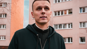 Kim jest Ksiądz z osiedla? To jeden z najpopularniejszych duchownych