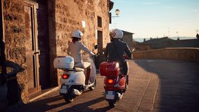 Kobieta i mężczyzna na skuterach