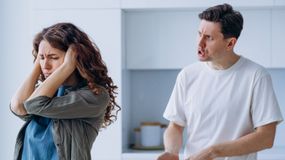 8 sygnałów ostrzegawczych, że twój partner to narcyz. Nie ignoruj ich